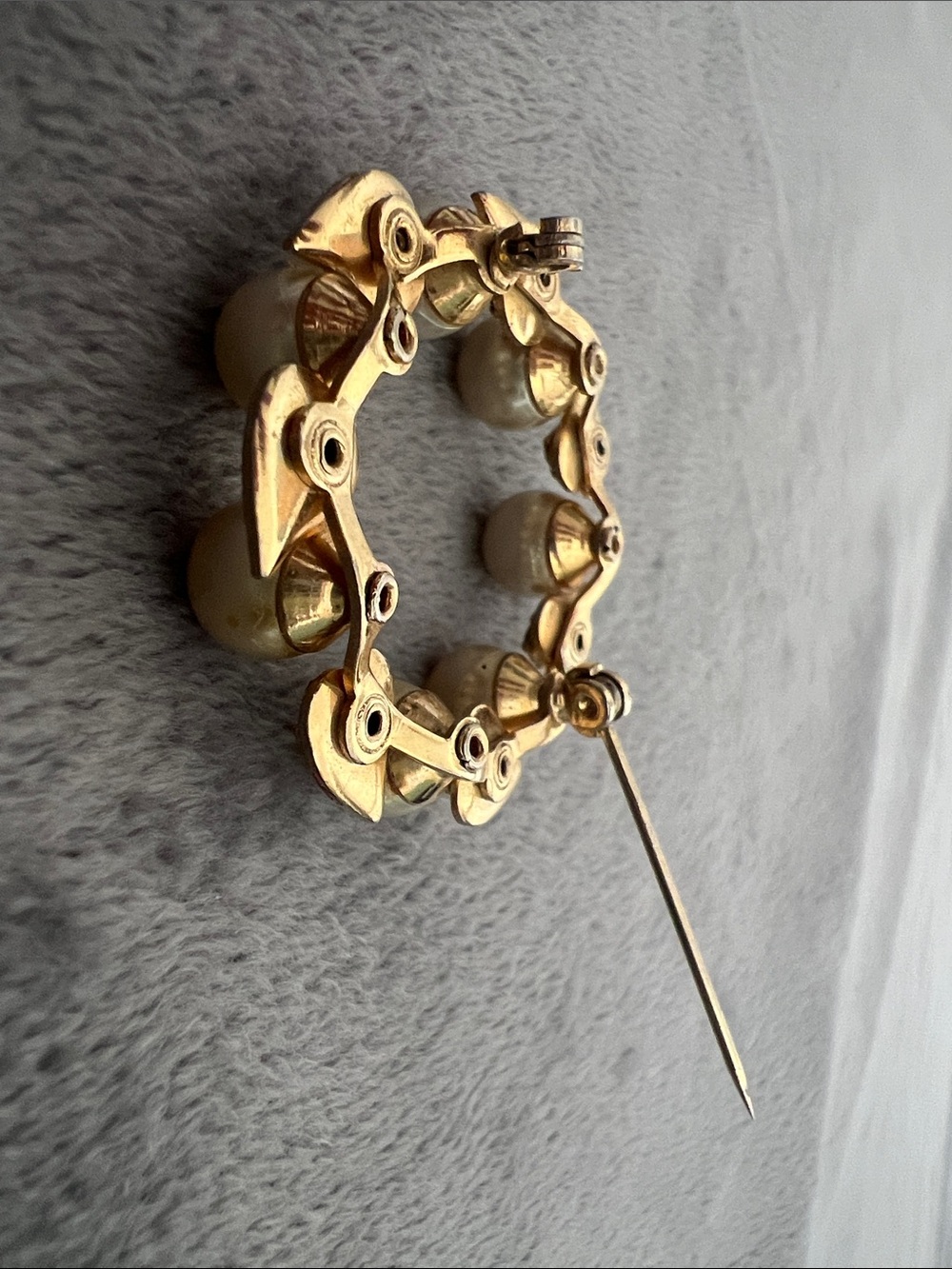 Vintage Gold-Tone Pearl‎ & Garnet Leaf Wreath Circle Brooch - Women Jewelry - Picture 4 of 7